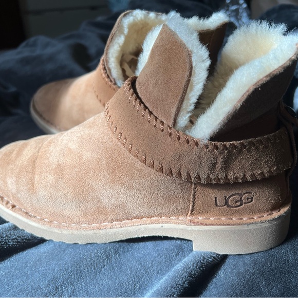 UGG women’s short boots size 6 gently worn a few time. - Picture 3 of 8